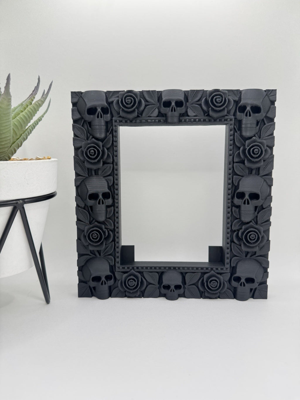 Gothic Skull & Roses Photo Frame – Dark Horror Decor – Macabre Skeleton Picture
