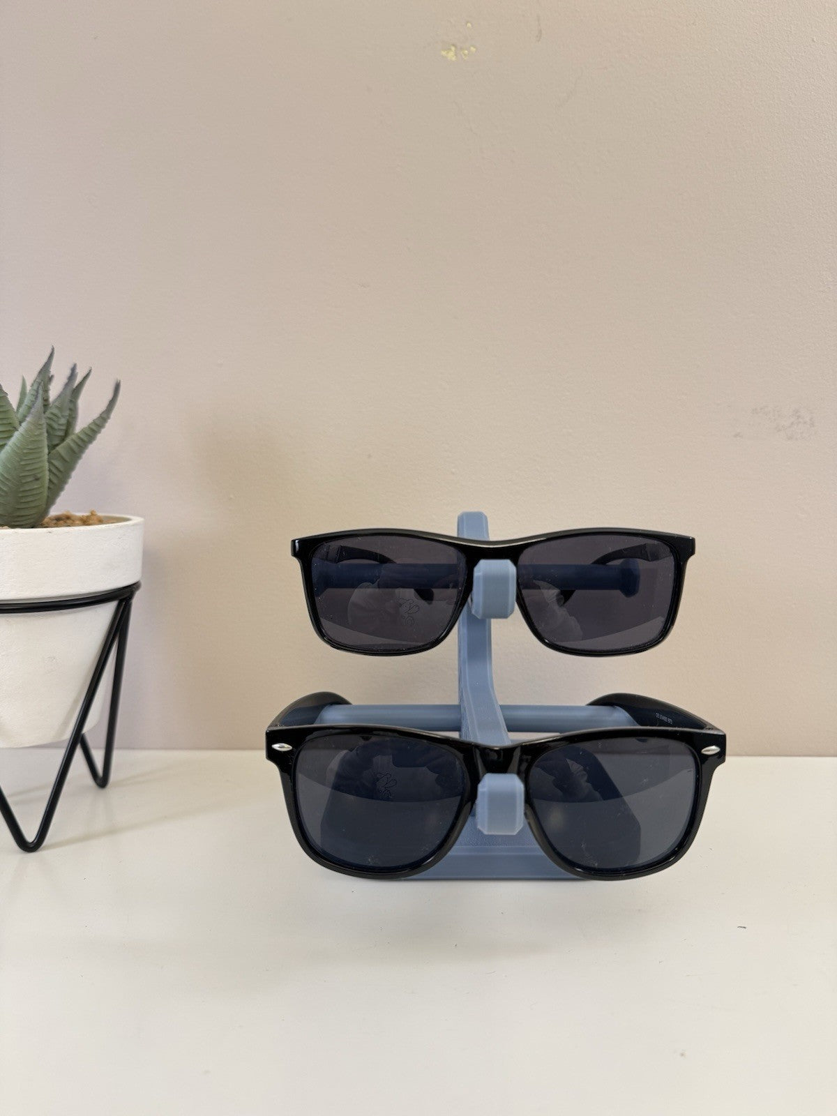Blue Sunglasses Holder Stand – Modern Eyeglass Display Organizer – 14 Cm