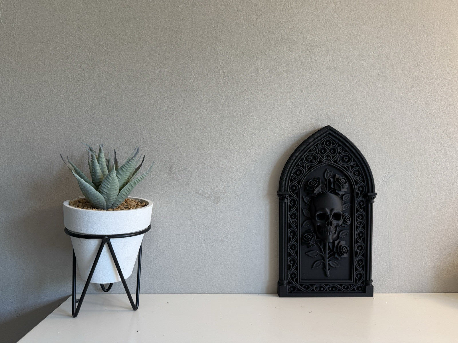 Gothic Skull and Roses Wall Hanging, Black Rose Dark Goth Home Decor - 22 Cm