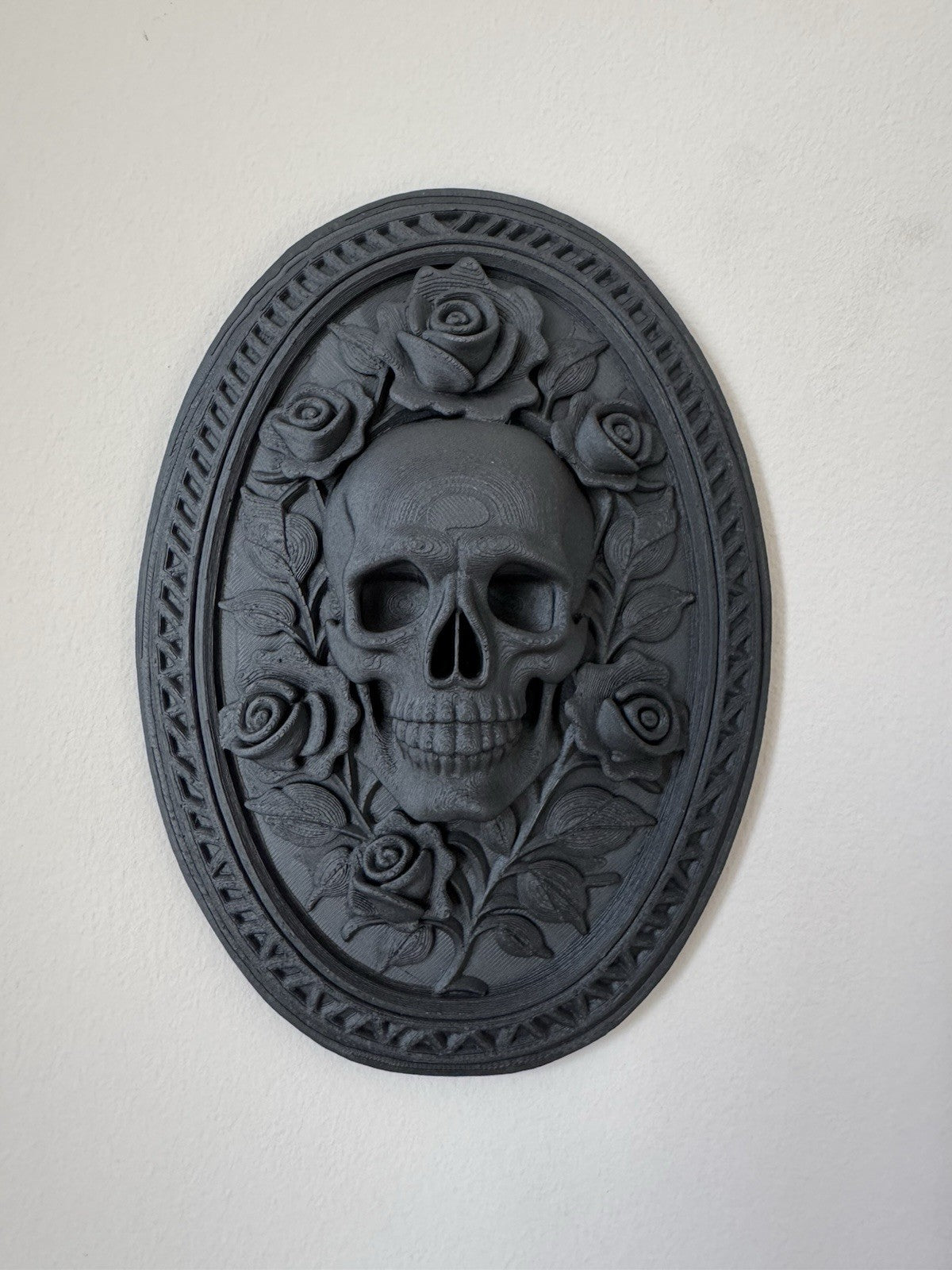 Gothic Skull & Roses Oval Wall Hanging Art – Black Baroque Decor 20cm