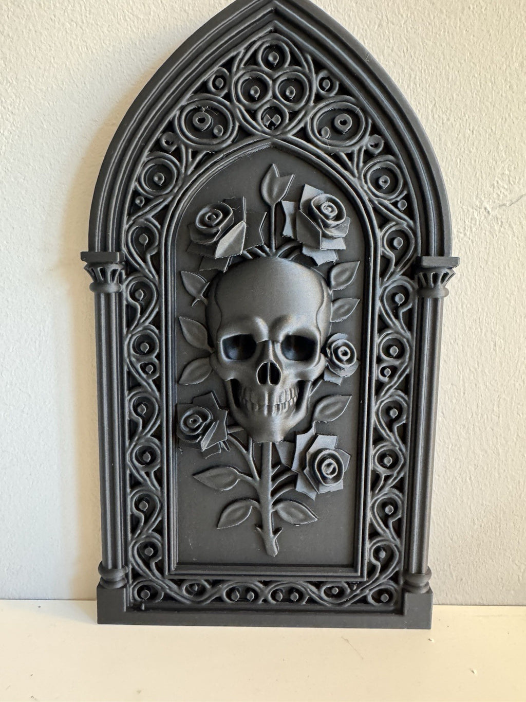 Gothic Skull and Roses Wall Hanging, Black Rose Dark Goth Home Decor - 22 Cm