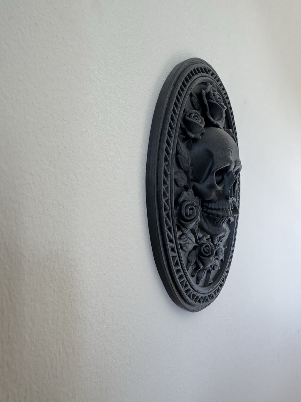 Gothic Skull & Roses Oval Wall Hanging Art – Black Baroque Decor 20cm