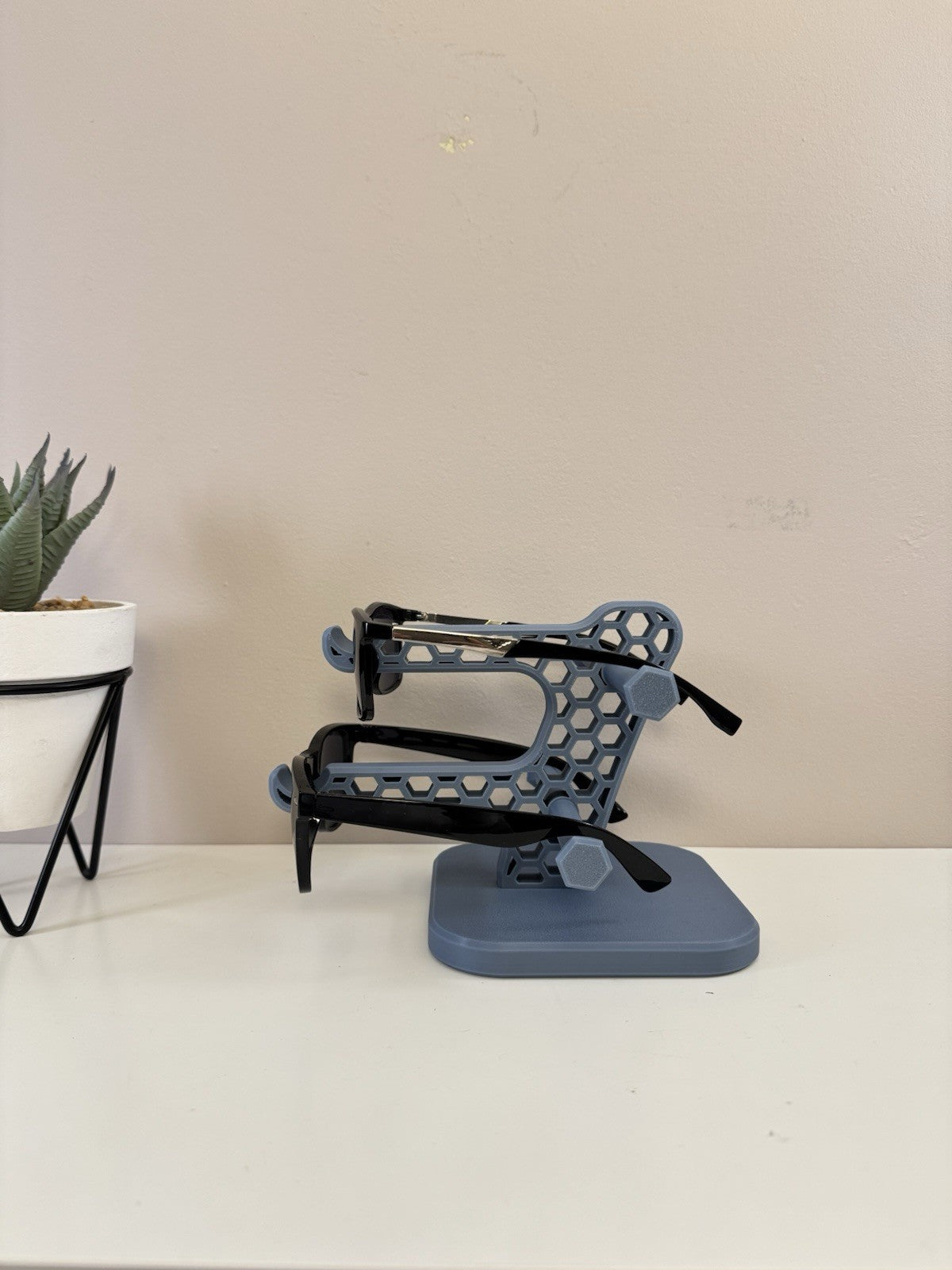 Blue Sunglasses Holder Stand – Modern Eyeglass Display Organizer – 14 Cm