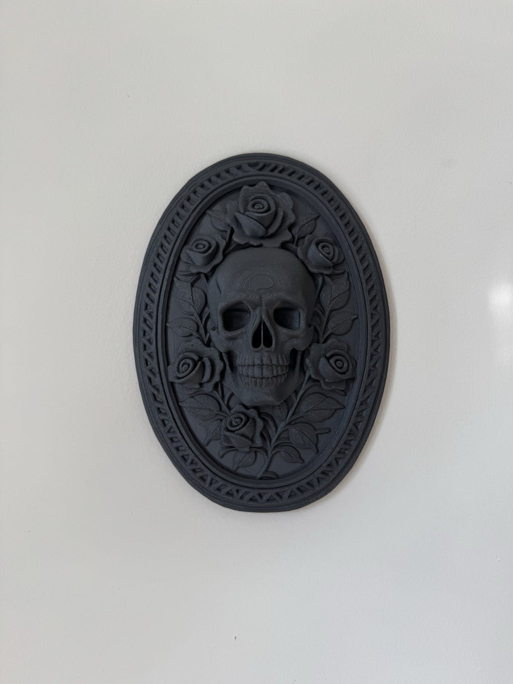 Gothic Skull & Roses Oval Wall Hanging Art – Black Baroque Decor 20cm