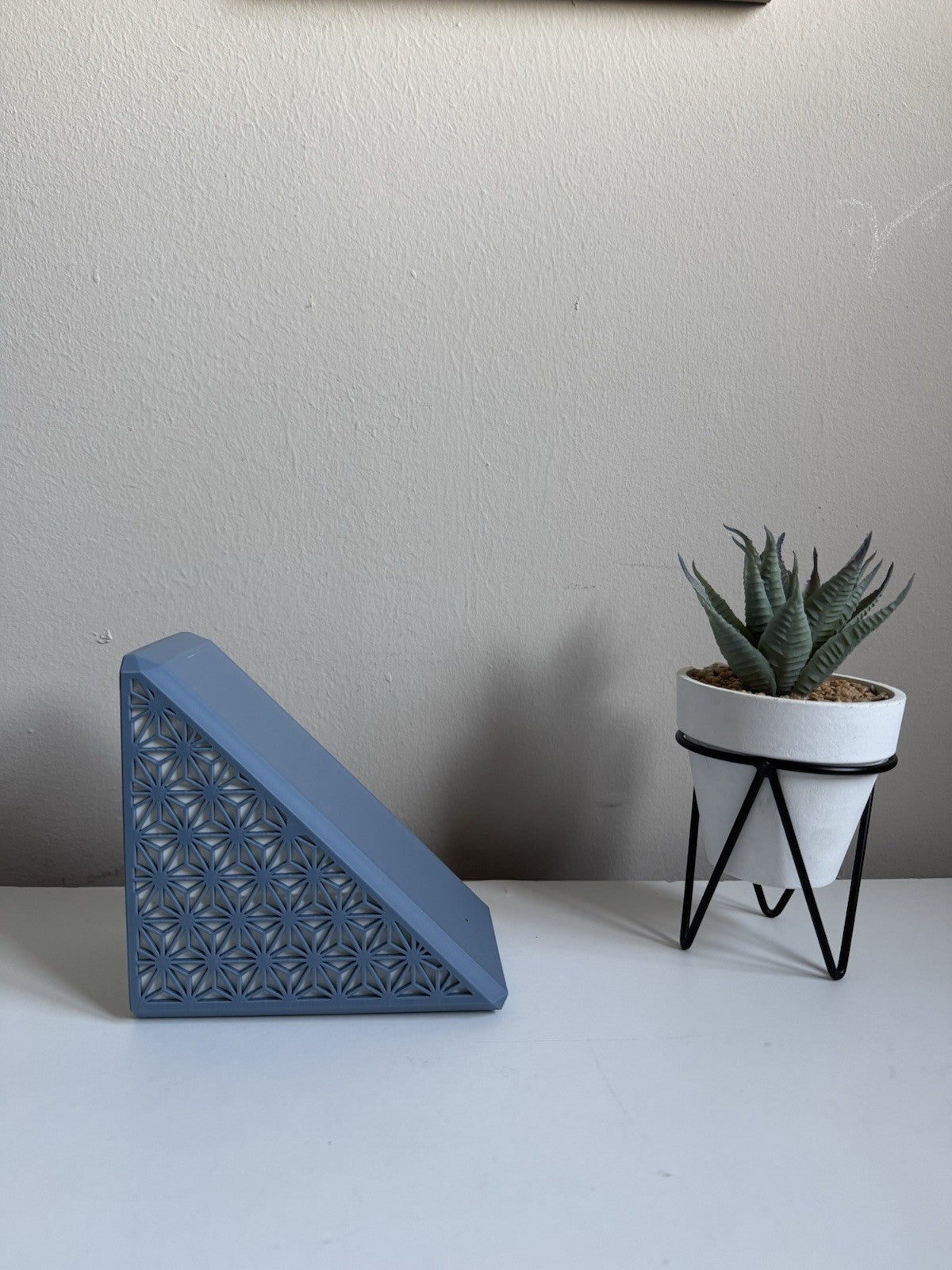 Geometric Desk Organizer – Triangle Pen &Note Holder | Modern Stationary Storage