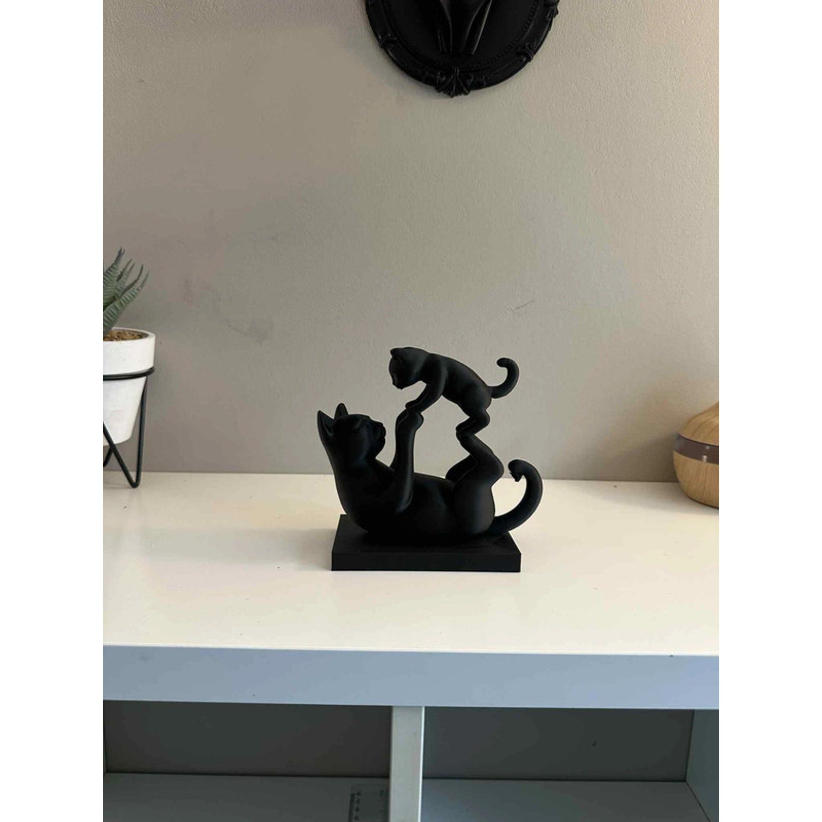 🐾 Minimalist Black Cat Ornament – Cute Mother & Kitten Figurine