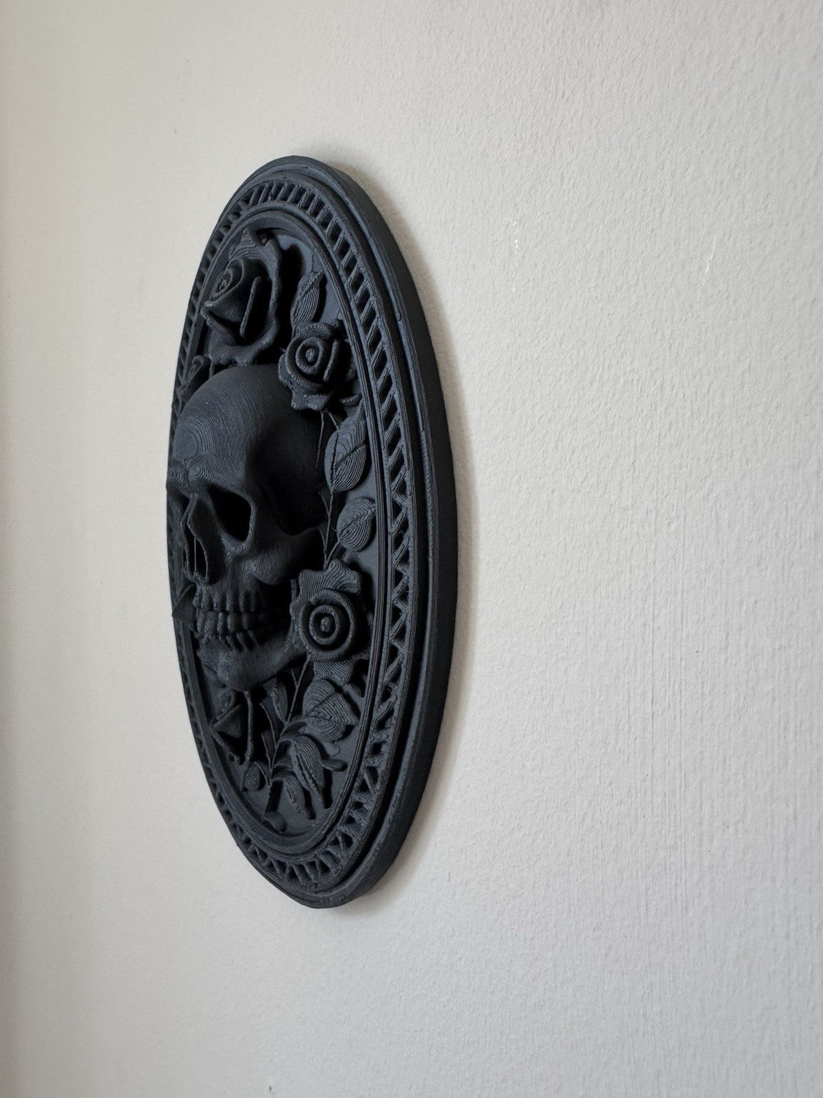 Gothic Skull & Roses Oval Wall Hanging Art – Black Baroque Decor 20cm