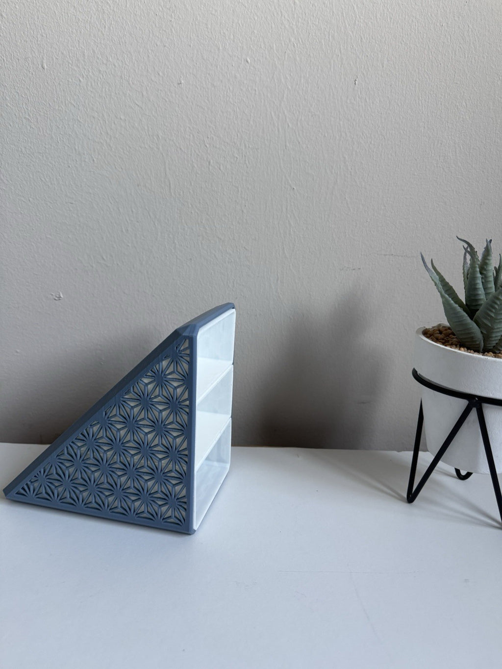 Geometric Desk Organizer – Triangle Pen &Note Holder | Modern Stationary Storage
