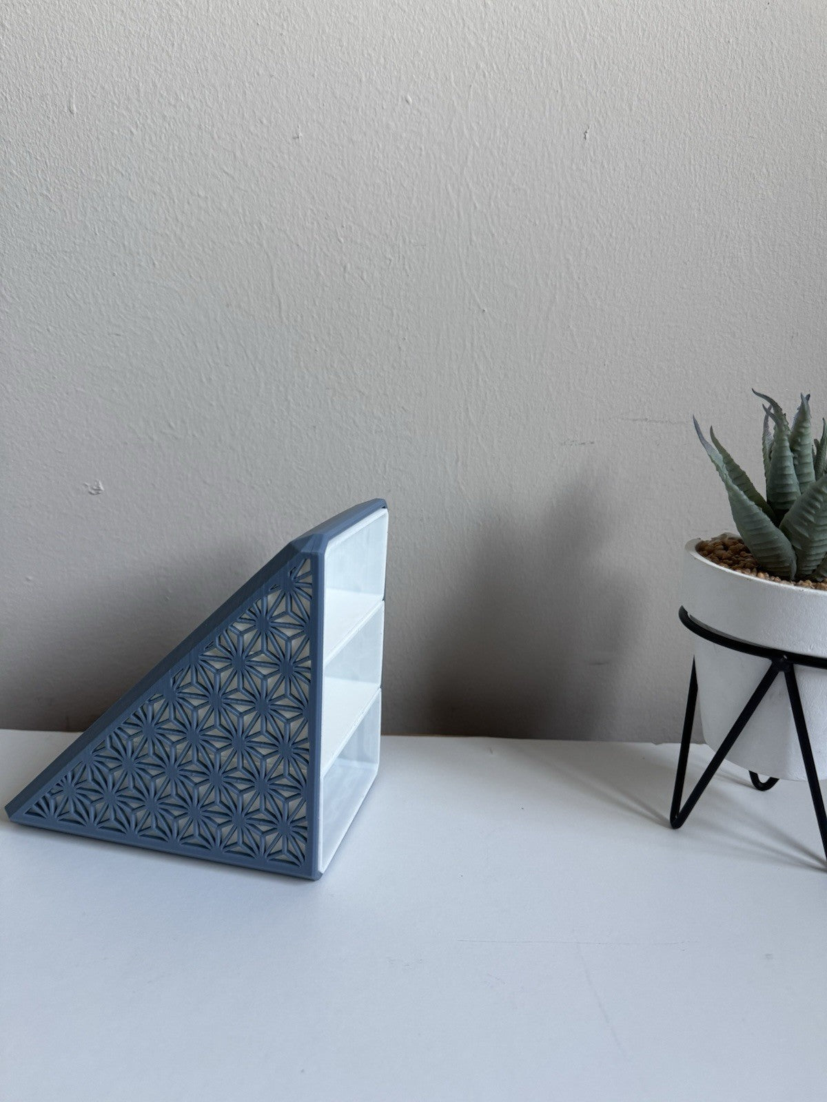 Geometric Desk Organizer – Triangle Pen &Note Holder | Modern Stationary Storage