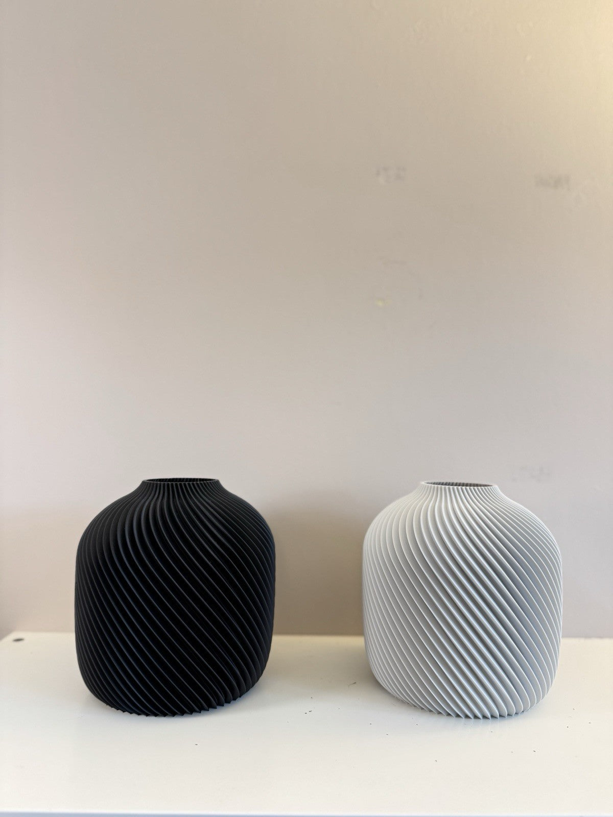 Modern Spiral Vase Set of 2 Black & Grey – Textured Vase Home Decor
