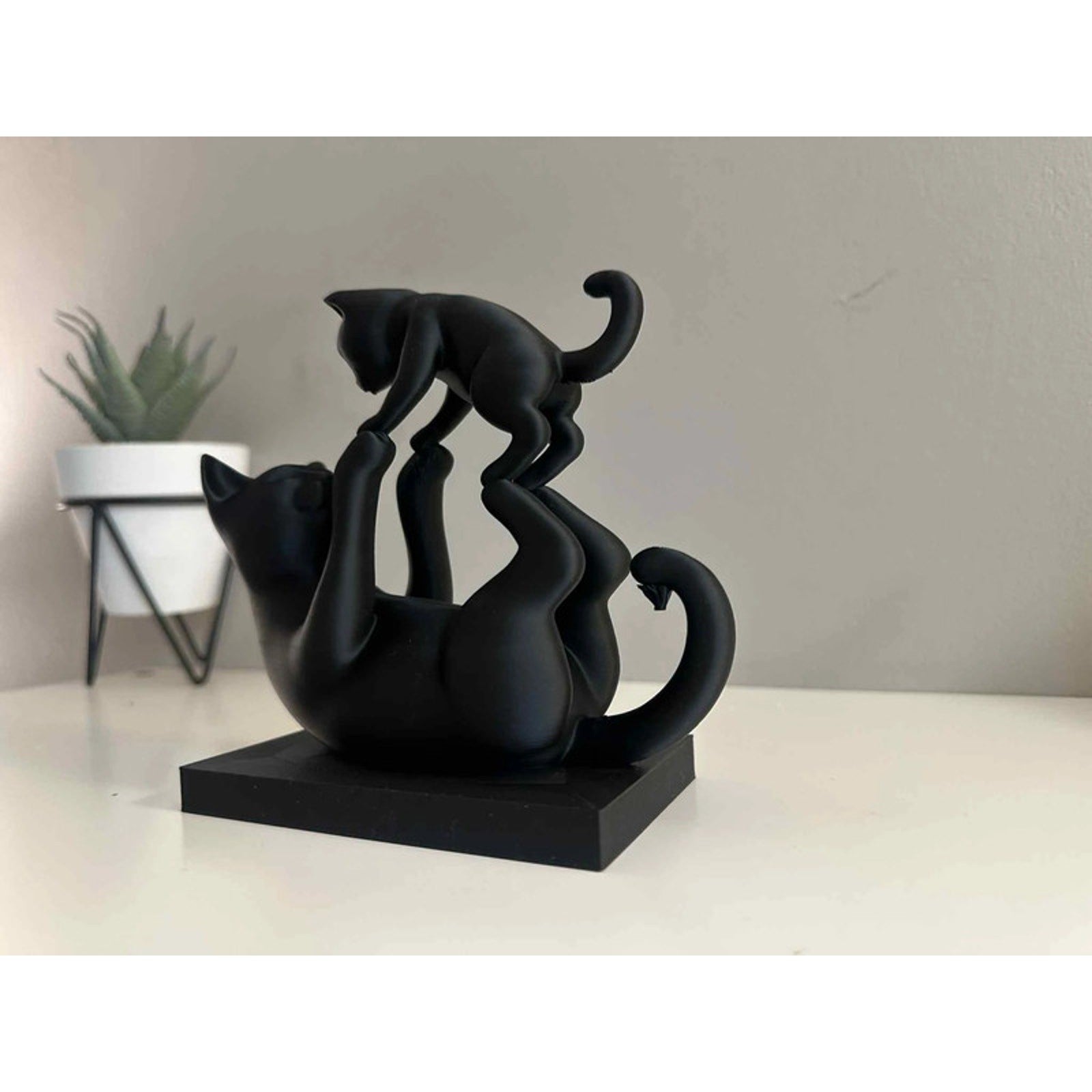 🐾 Minimalist Black Cat Ornament – Cute Mother & Kitten Figurine