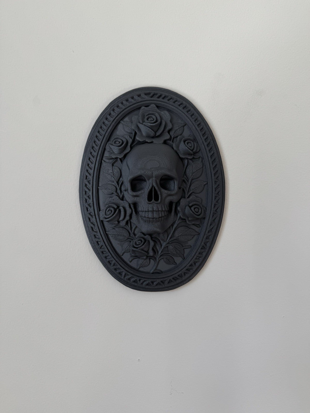 Gothic Skull & Roses Oval Wall Hanging Art – Black Baroque Decor 20cm