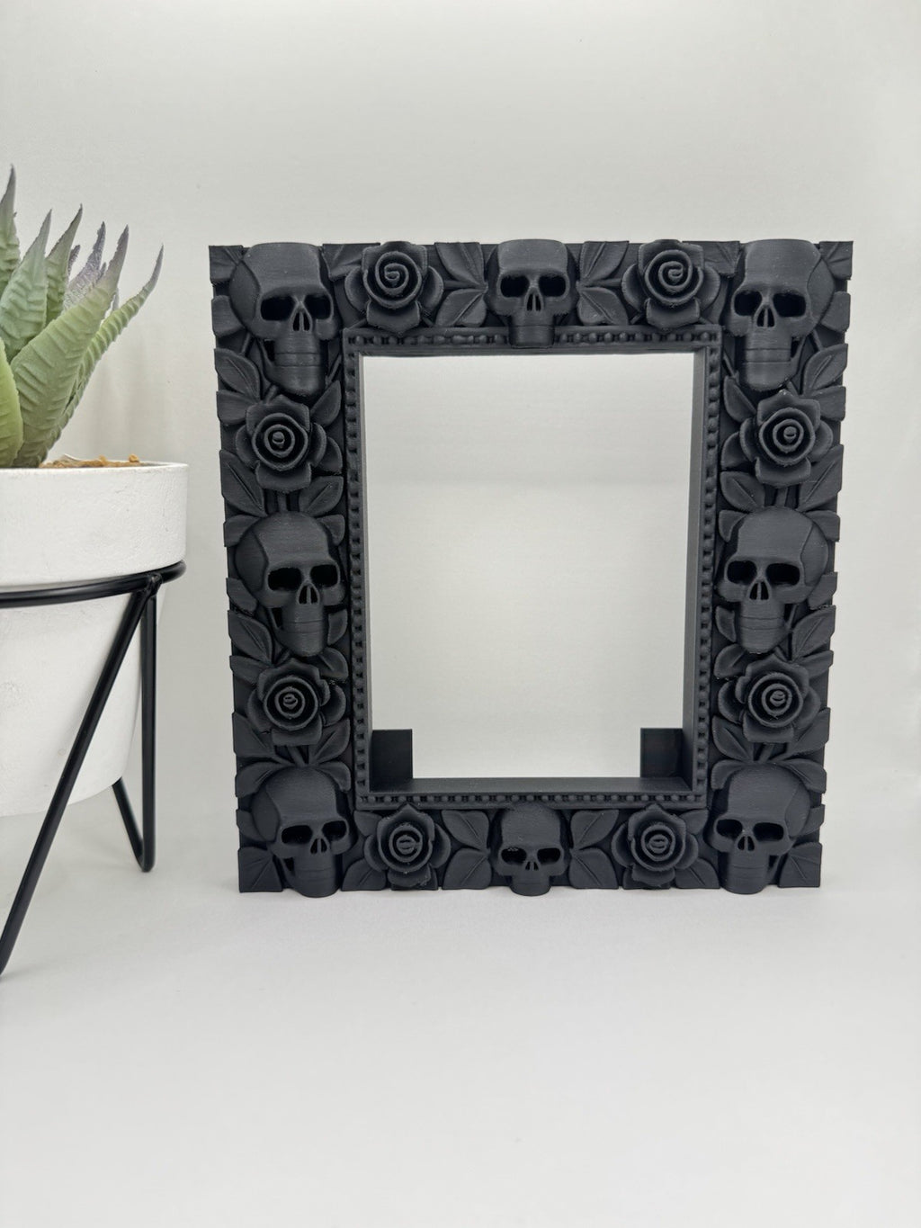 Gothic Skull & Roses Photo Frame – Dark Horror Decor – Macabre Skeleton Picture